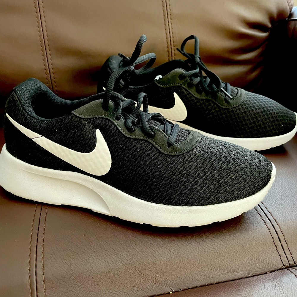 Nike Tanjun Women’s sneakers